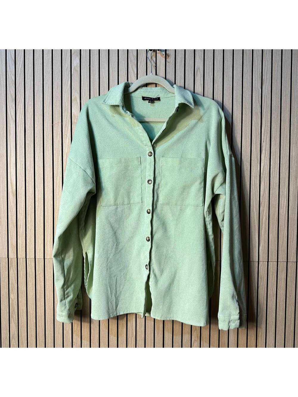 005 Kendall & Kylie Light Green Button-Up Shirt (Size Small,‎ Green, EUC)